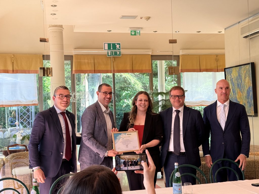 Rappresentanti istituzionali e dirigenti di Terme Preistoriche Resort & Spa durante la consegna di un riconoscimento nel corso dell’incontro dedicato agli investimenti nel turismo termale veneto.