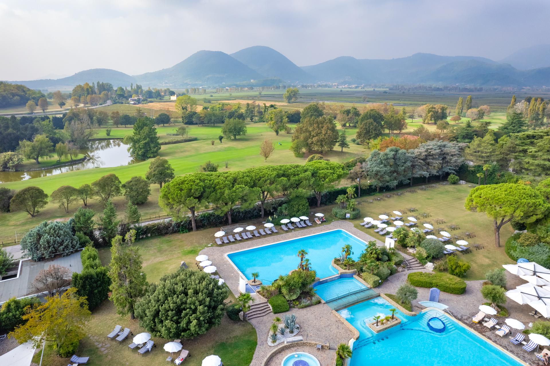 Veduta panoramica di un hotel termale nel Bacino Euganeo con piscine e Colli Euganei sullo sfondo