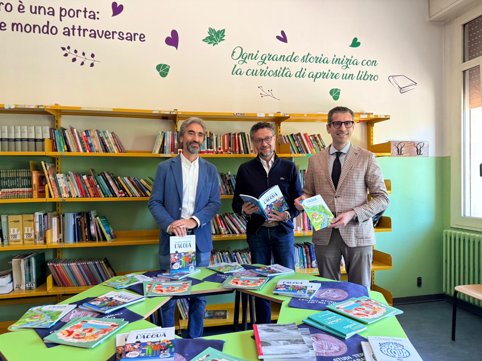 Donazione scuola Abano con rappresentanti di Federalberghi Terme e Centro Studi Termali nella biblioteca scolastica della Vittorino da Feltre durante la consegna dei libri agli studenti.